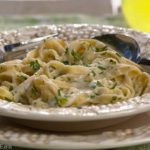 Light fettucine Alfredo tastes just as tasty as the authentic version, with less fat and calories! | @whatagirleats