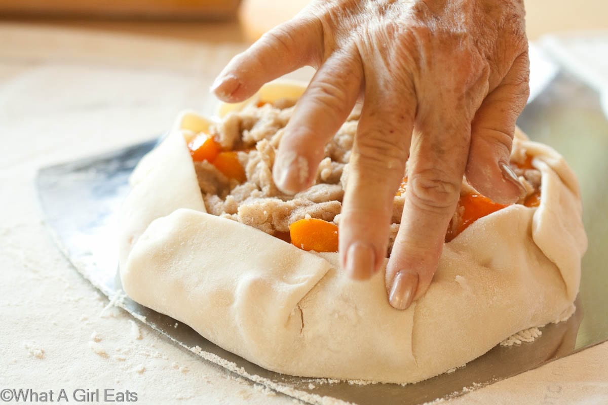 Crimping the edges of the crostata.