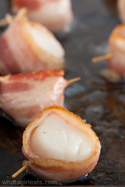 bacon wrapped scallops on tray.